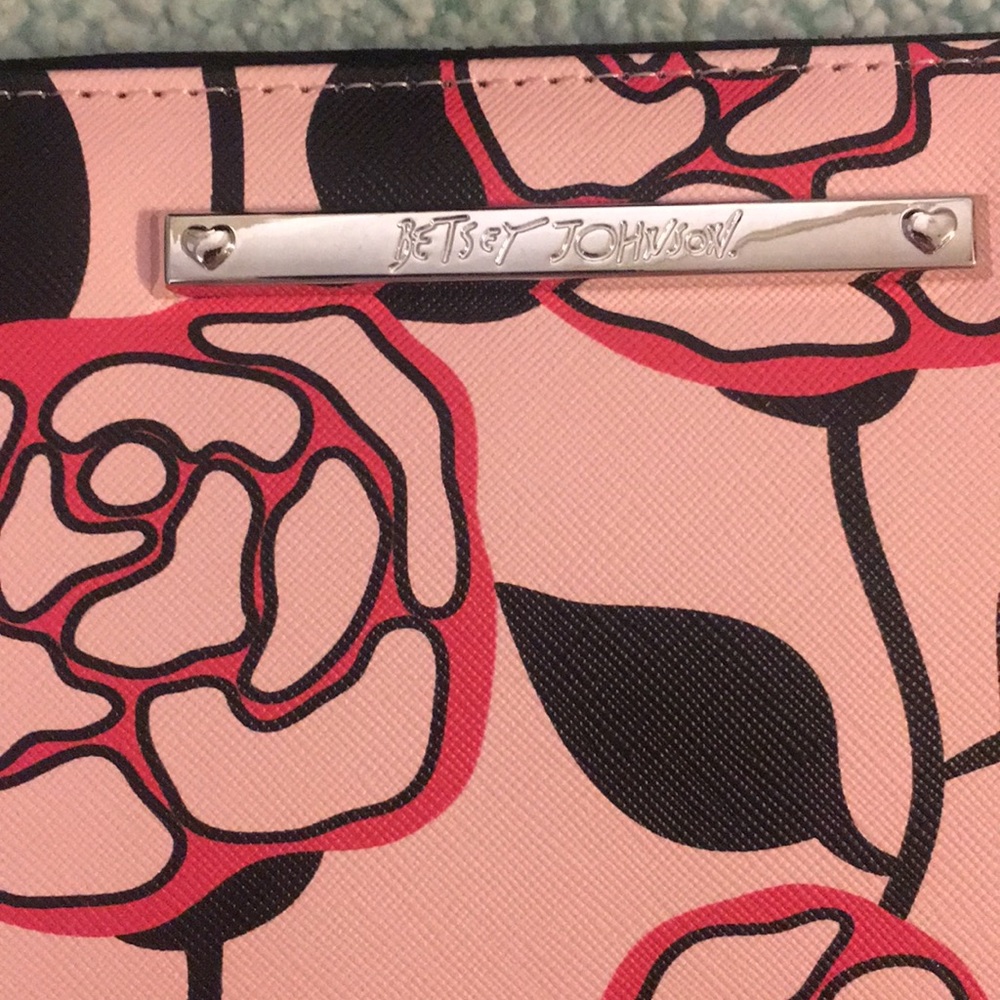 NWT🎉 Betsey Johnson | women's wristlet wallet - Picture 2 of 7